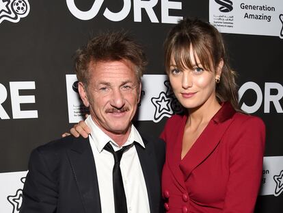 Sean Penn y Leila George, en una gala benéfica celebrada en Los Ángeles, California, en enero de 2020.