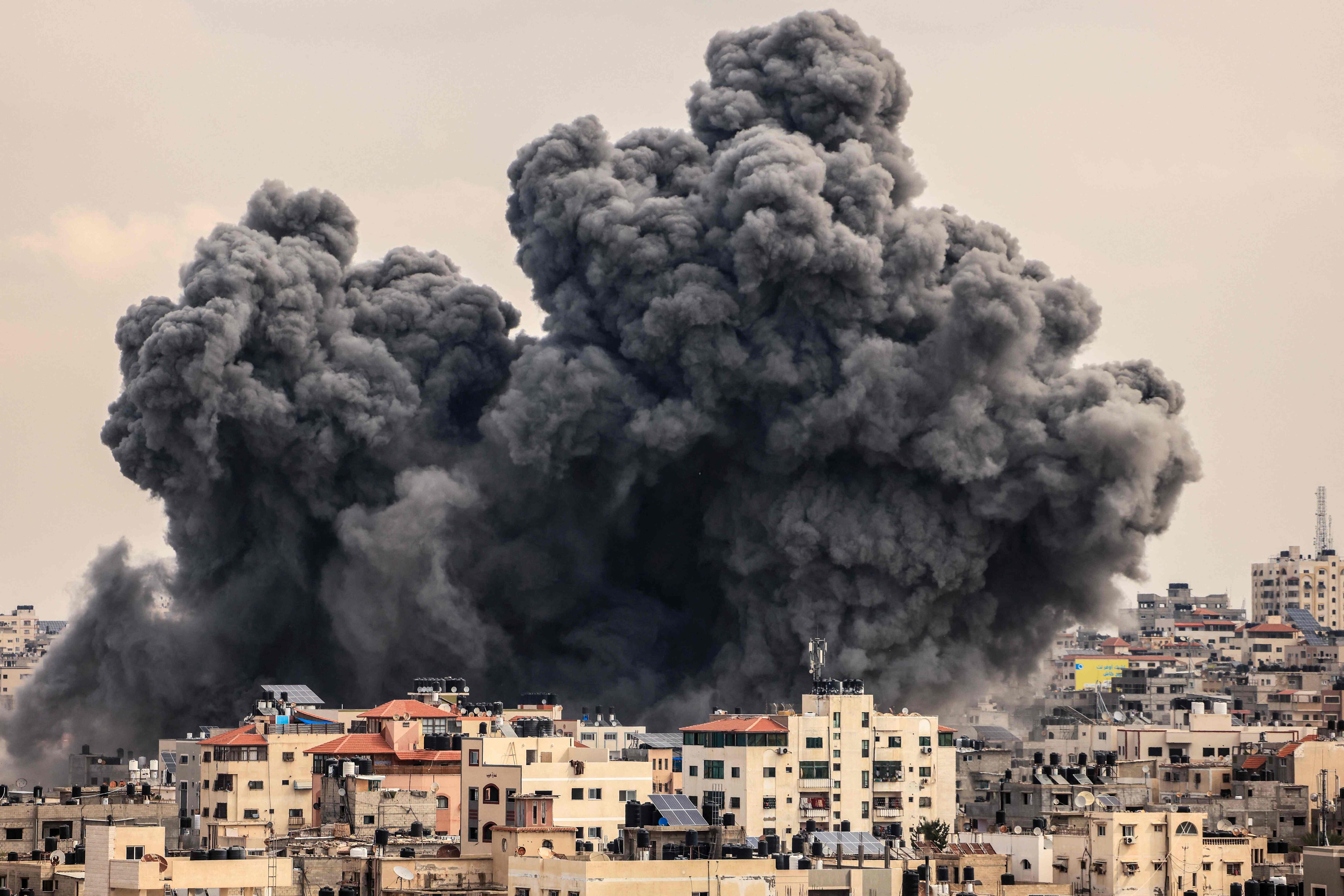 Columna de humo sobre Gaza tras un ataque israelí, este lunes. 