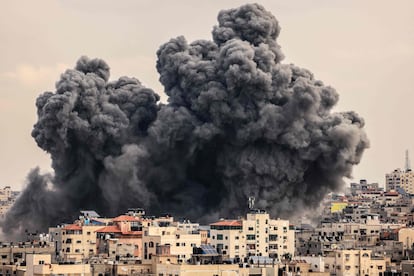 Columna de humo sobre Gaza tras un ataque israelí, este lunes. 