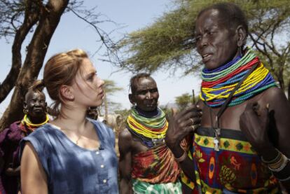 Scarlett Johansson, embajadora de Intermón Oxfam desde 2004, ha visitado hace pocos días Kenia para observar los efectos de la sequía y la hambruna en la zona. Allí se ha desplazado al campamento de refugiados de Dadaab, el más grande del mundo, y a la devastada región de Turkana, al norte del país. La actriz ha afirmado que la situación de la zona "no puede ser ignorada". "La comunidad internacional debe actuar ya, de manera contundente", ha dicho. Estos días la actriz asiste a la Semana de la Moda de Milán.