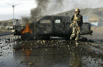 Un policía afgano corre en medio del caos provocado durante una manifestación.
