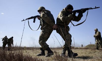 Entrenamiento militar en la región de Zhitomir, cerca de Kiev, Ucrania.