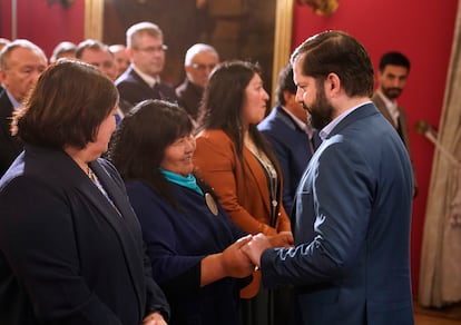 Gabriel Boric saluda a la diputada socialista Emilia Nuyado, durante la ceremonia.