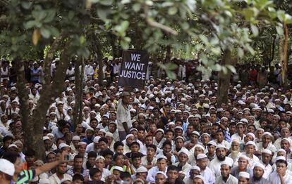 Una multitud de refugiados rohingya escucha un discurso conmemorativo, el 25 de agosto de 2018, en el campamento de Kutupalong, en Bangladesh.  