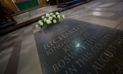 Una placa que recuerda al rey Ricardo III en el interior de la catedral de Leicester. Allí serán enterrados los restos del soberano, pese a que varias ciudades inglesas aspiraban a hacerse con ese imán del turismo.