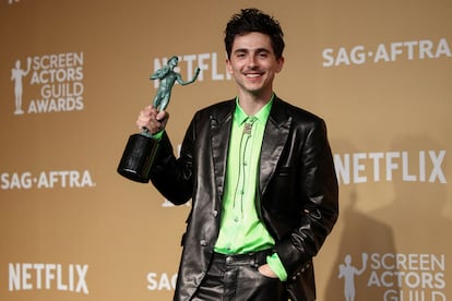 Timothe Chalamet posa con su estatuilla a mejor actor por 'A Complete Unknown', galardonado por el sindicato de actores.