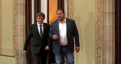 El presidente de la Generalitat, Carles Puigdemont, y el vicepresidente, Oriol Junqueras (d), salen del despacho presidencial esta semana.