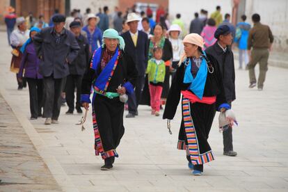 Mujeres ataviadas con trajes tradicionales en el monasterio de Labrang.