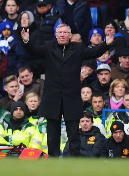 Sir Alex Ferguson da instrucciones durante el partido de desempate de los cuartos de final de la FA Cup, el Manchester City espera en la semifinal.