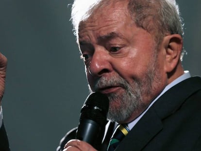 O ex-presidente Lula discursa após depoimento a Moro em Curitiba no dia 10 de maio.