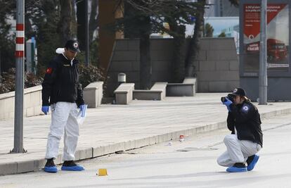 Un equipo de forenses trabajan cerca del lugar de la explosión en Ankara (Turquía), el 18 de febrero de 2016.