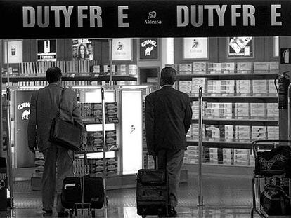 Pasajeros ante una tienda libre de impuestos de la antigua terminal del aeropuerto de Barajas.