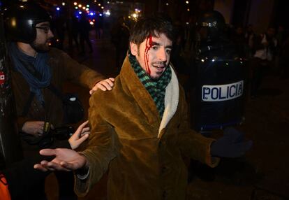 Un periodista ha resultado herido en una de las cargas policiales en la plaza de Carlos V 