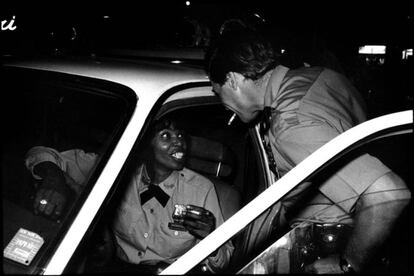 Fotografía perteneciente al libro 'Street Cops' de Jill Freedman publicado por Setanta Books.