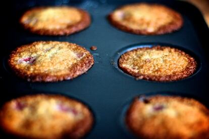 Friands de almendras, fresas y chocolate blanco