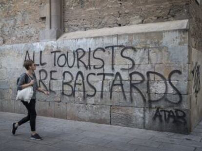 Vecinos de Barcelona, Palma y Madrid se rebelan contra la masificación turística por los problemas de convivencia y el alza del precio de los alquileres.