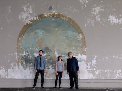 Los miembros de Thumbscrew, desde la izquierda, Tomas Fujiwara, Mary Halvorson y Michael Formanek.