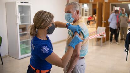 Una sanitaria administra la tercera dosis de la vacuna de Pfizer en el punto de vacunación instalado en el Centro de Formación Ocupacional Guadalquivir, en Sevilla el pasado miércoles.