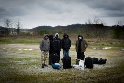 Estas cuatro personas están en Velika Kladuša, Bosnia, preparadas para iniciar el 'game', o juego, que es como se conoce a la peligrosa ruta de 225 kilómetros a través de Croacia y Eslovenia para llegar a Trieste, en Italia.