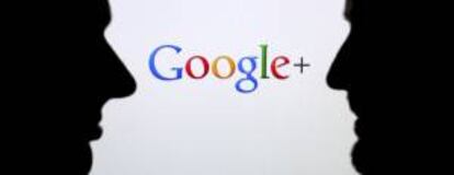 Perfil de dos personas frente a una pantalla con el logotipo de la red social Google+. EFE/Archivo