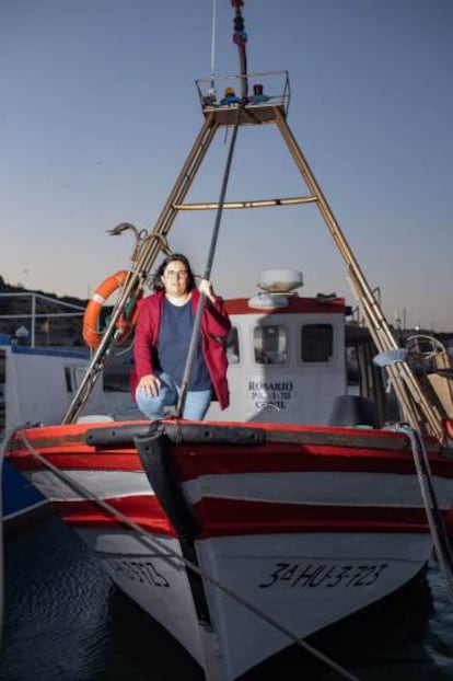 La patrona Manuela Leal, en su barco 'Rosario', primera mujer al frente de la Cofradía de Pescadores de Conil.