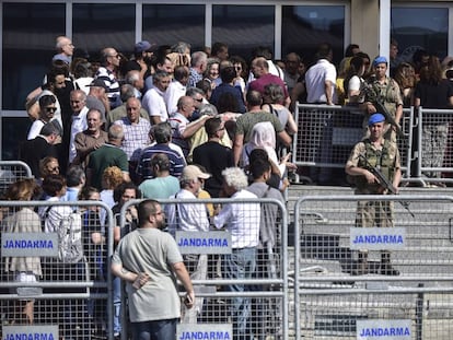 Gendarmes armados vigilan la entrada al tribunal donde tiene lugar el juicio contra los activistas de Gezi, en el complejo penitenciario de Silivri (Estambul).