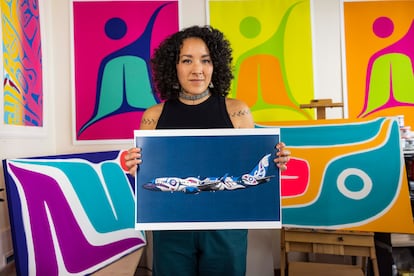 Crystal Worl, la artista que diseñó la librea del Boeing 737-800 de Alaska Airlines.