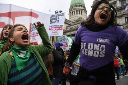 Mujeres cantan al frente de una de las columnas de manifestantes proaborto legal frente al Congreso.