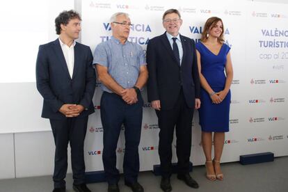 La concejal de Turismo, Sandr&aacute; G&oacute;mez, el presidente de la Generalitat, Ximo Puig, el alcalde de Valencia, Joan Rib&oacute;, y el presidente de la Agencia Valenciana de Turismo.