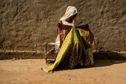 La mayoría de las mujeres en el país africano no tienen acceso a productos sanitarios. Las compresas son un objeto de lujo que no se pueden permitir comprar y usan trapos de tela e incluso, en las zonas más rurales y más pobres, utilizan hojas de árboles o hierbas secas. La falta de aseos en los colegios dificulta a las estudiantes poder cambiarse de compresa con comodidad, higiene e intimidad.