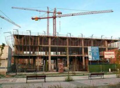 La quiebra de una constructora dejaba 239 viviendas protegidas sin acabar en el Ensanche de Vallecas (Madrid) en 2007.