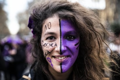 El movimiento feminista tenía ganas de retomar las calles tras la reclusión obligada por la pandemia. Y así lo ha hecho con decenas de manifestaciones masivas en toda España. En la imagen, protesta del 8-M este martes en Madrid.