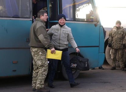 Uno de los primeros prisioneros ucranianos baja del autobús durante el canje de prisioneros en un control cerca de la ciudad de Gorlivka.