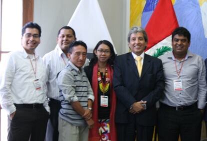 De izquierda a derecha, Jonson Cerda, indígena quichwa ecuatoriano, coordinador del Grupo Asesor Indígena de CI; David James, abogado indígena de la etnia arawak (Guyana); Rogeliano Solís, biólogo de la etnia Kuna (Panamá); Mina Susana Setra, dirigente de la etnia Dayak (Indonesia); Manuel Pulgar Vidal, ministro del Ambiente del Perú; Paulo Celso de Oliveira, abogado indígena de la etnia Pankararú (Brasil).