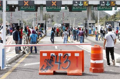 Padres de los estudiantes desaparecidos en Ayotzinapa bloquean la carretera de Chilpancingo-México con el objetivo de impedir las elecciones del 7 de junio.