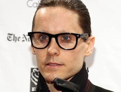 No es casualidad que Jared Leto (45 años, EE.UU) haya protagonizado varias campañas de firmas de gafas. Cuando no se protege con unas de sol, el actor se coloca unas para la vista. Las de montura negra de la imagen no le sirven para preservar el anonimato cuando sale a pasear, pero le ayudan a sumar puntos en la alfombra roja.