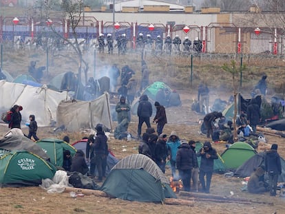 Migrantes acampados en Bruzgi (Bielorrusia), en la frontera con Polonia, el pasado 18 de noviembre.