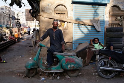 O jornalista Nazeer Udding Siddiqui, de 58 anos, posa com sua Vespa em Karachi (Paquistão).