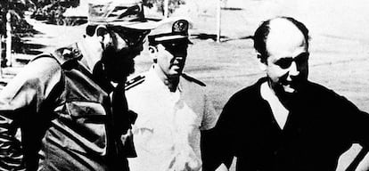 Fidel Castro y el escritor Jorge Edwards junto a un militar jugando al golf.