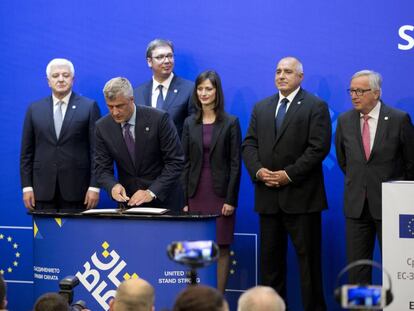 El presidente de Kosovo, Hashim Thaci, firma un acuerdo ocn la UE en Sofia, este jueves. 