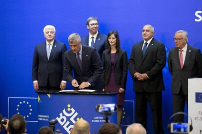 El presidente de Kosovo, Hashim Thaci, firma un acuerdo ocn la UE en Sofia, este jueves. 