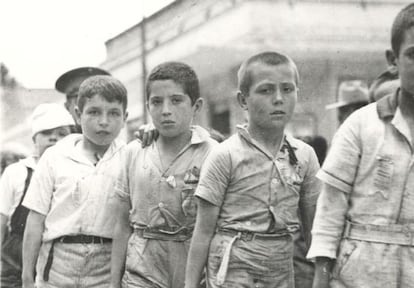 Niños españoles durante su desembarco del 'Sinaia' en Veracruz (México).