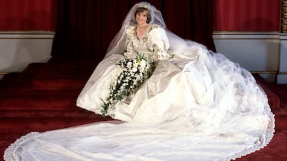 Diana de Gales en el día de su boda, el 29 de julio de 1981, en un retrato tomado en el palacio de Buckingham vestida de novia.