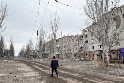 Un hombre camina por las calles desiertas y destruidas de Bajmut.