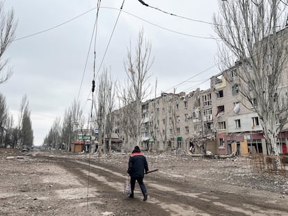 Un hombre camina por las calles desiertas y destruidas de Bajmut.