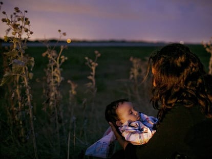 Madre e hijo. Condado de Hidalgo, Texas (Estados Unidos).