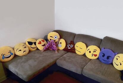 El salón de casa, tomado por los 'emojis' para diversión de los más pequeños (los mayores prefieren utilizarlos en el móvil).