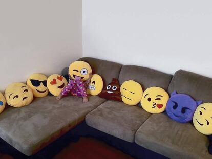 El salón de casa, tomado por los 'emojis' para diversión de los más pequeños (los mayores prefieren utilizarlos en el móvil).
