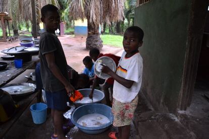 Niños del Hogar Infantil ayudan a lavar los platos y ollas de la cocina. Aquí es donde se mezclan con compañeros bantúes y los dos grupos étnicos aprenden a convivir. A pesar de las dificultades iniciales que supuso esto, se ha conseguido que crezcan juntos y aprendan a respetarse.