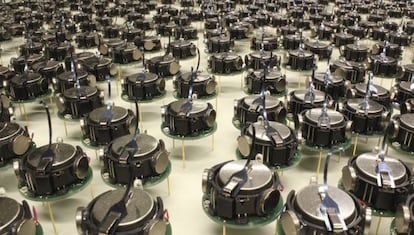 Un enjambre de Kilobots, los robots que se agrupan solos.